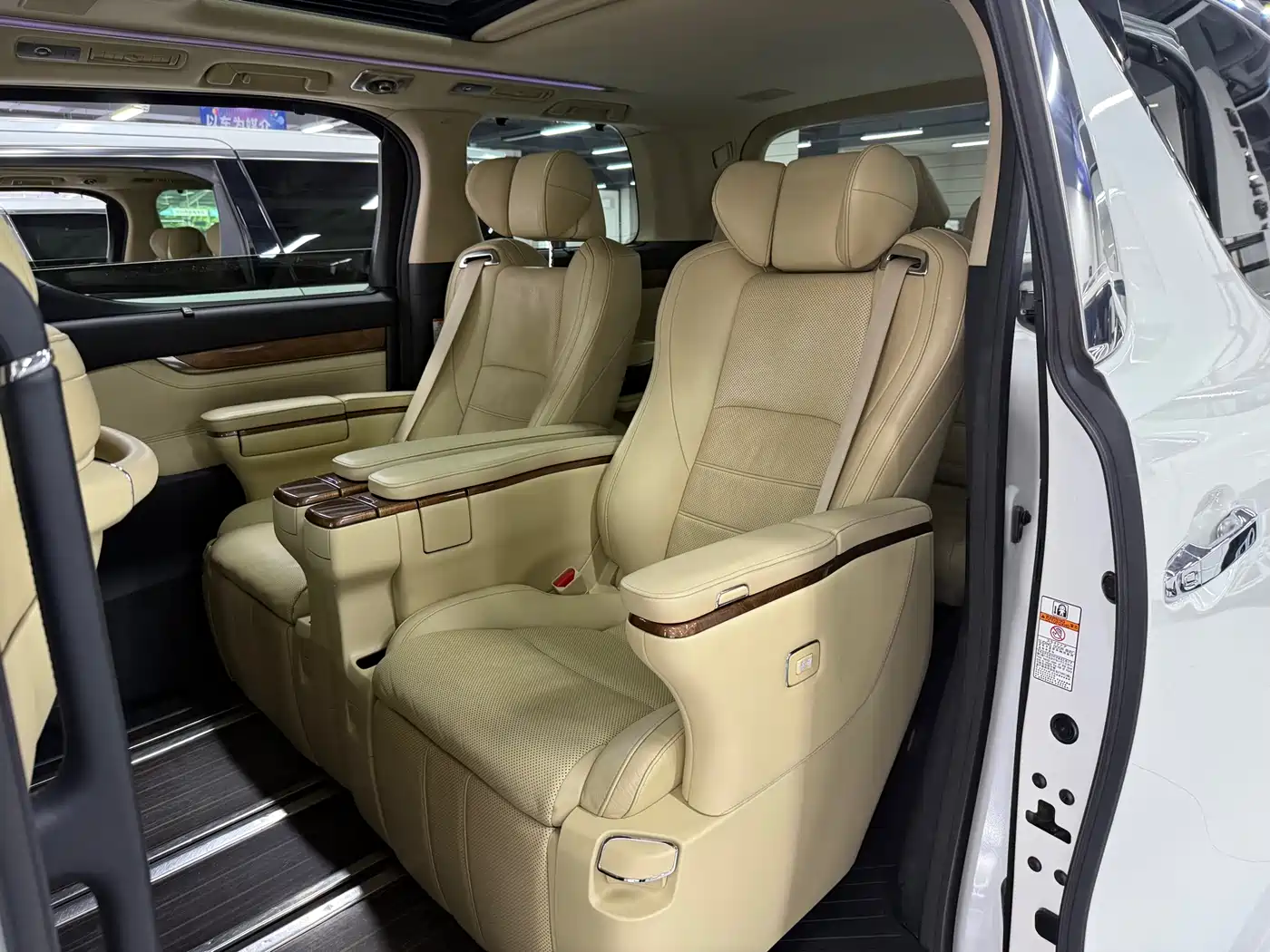 Toyota Alphard 2018 3.5L Premium фото 3