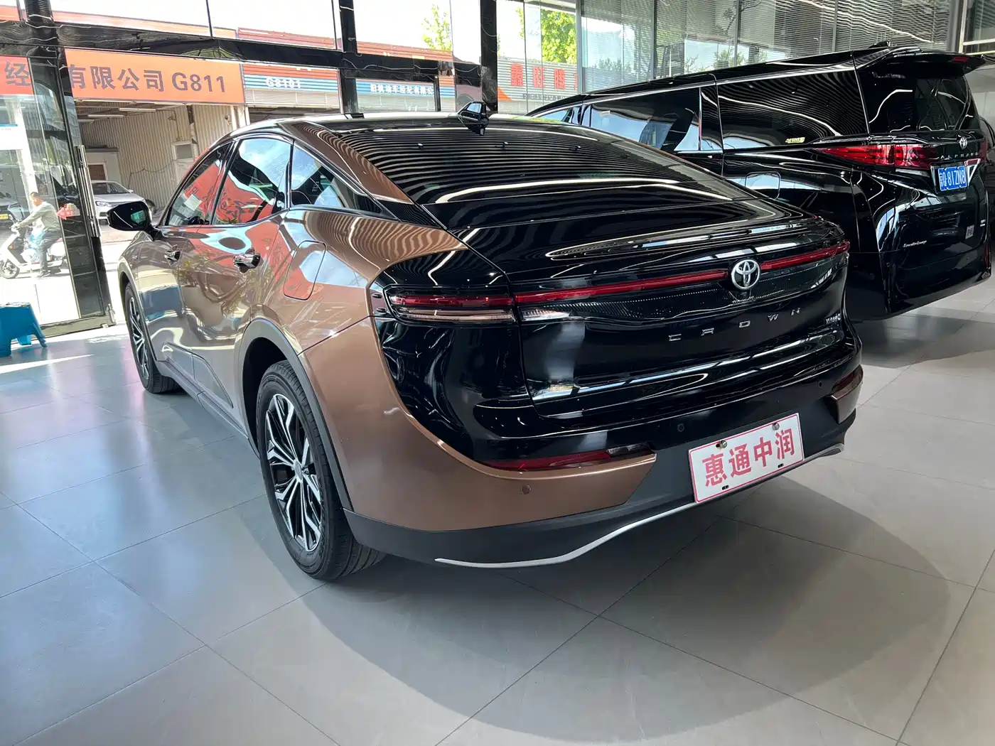 Toyota Crown SportCross 2023 2.5L SportCross HEV FWD Premium Edition фото 4