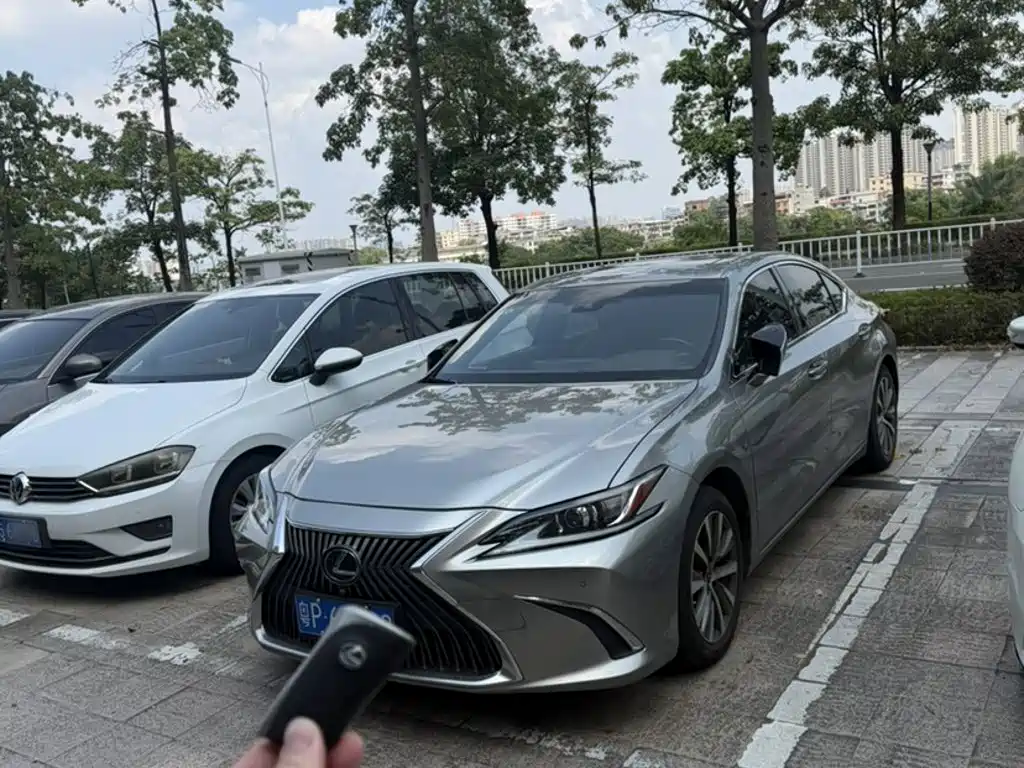 Фото 2 - Lexus ES