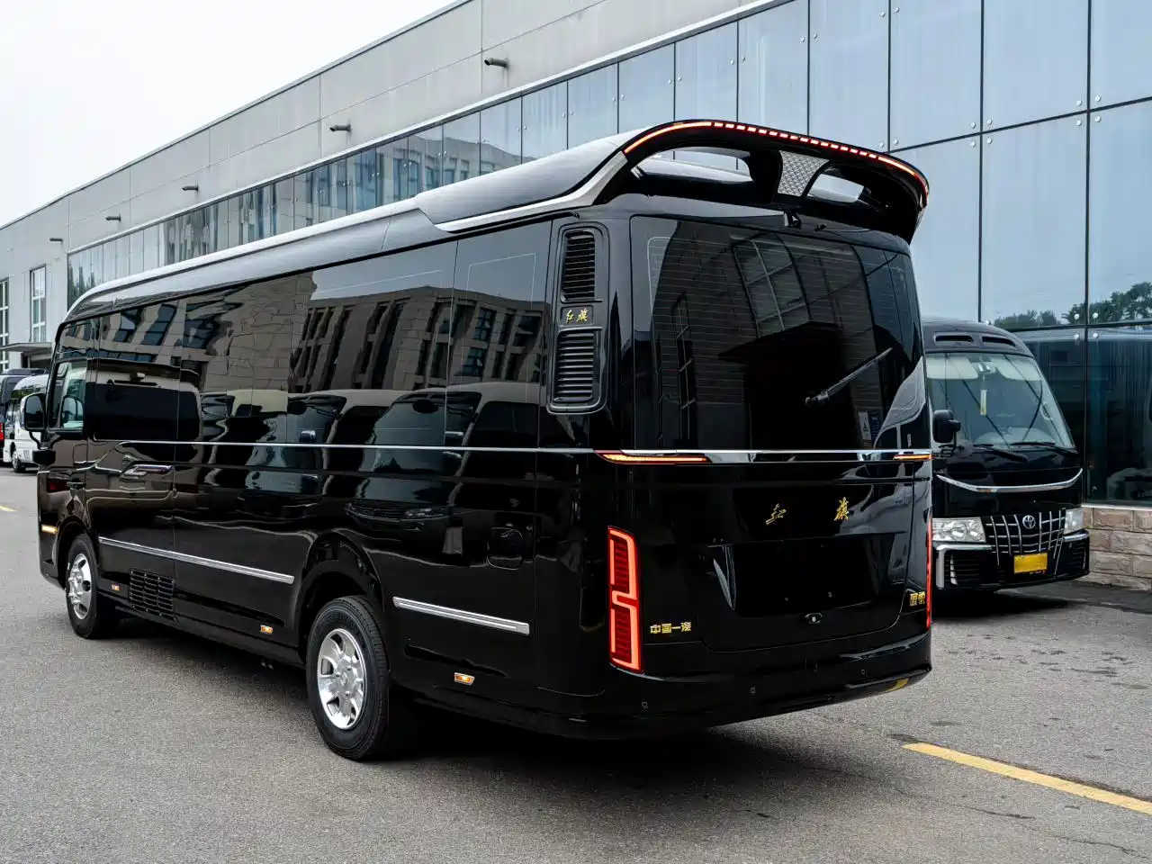 Hongqi Guoyue 2024 3.0T Flagship Edition 17-seater фото 2