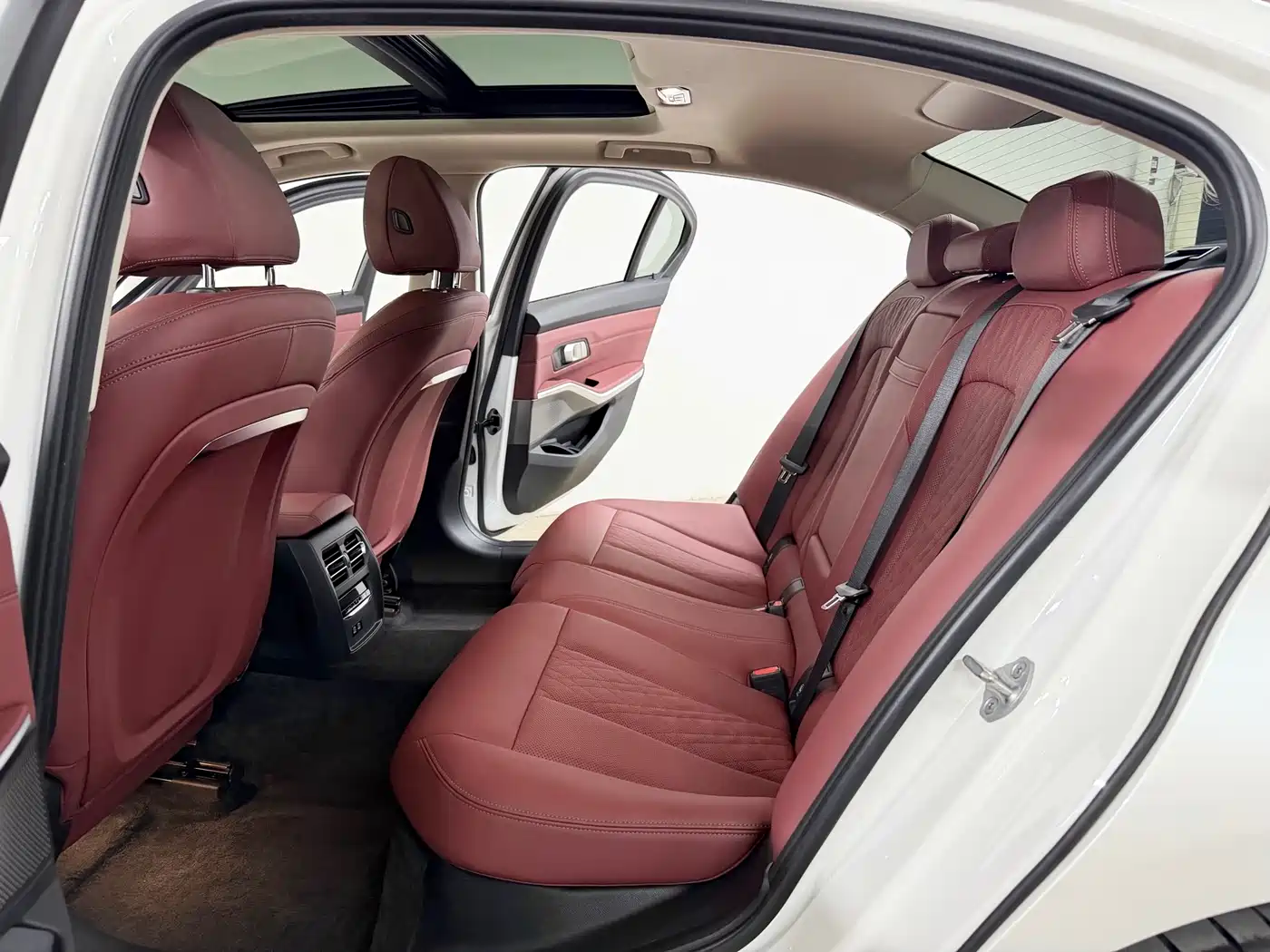 BMW 3 Series 2023 320Li M Sport Package фото 10