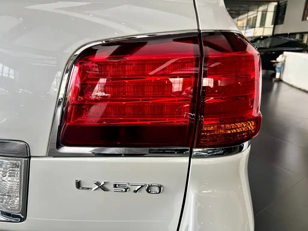 Фото 6 - Lexus LX