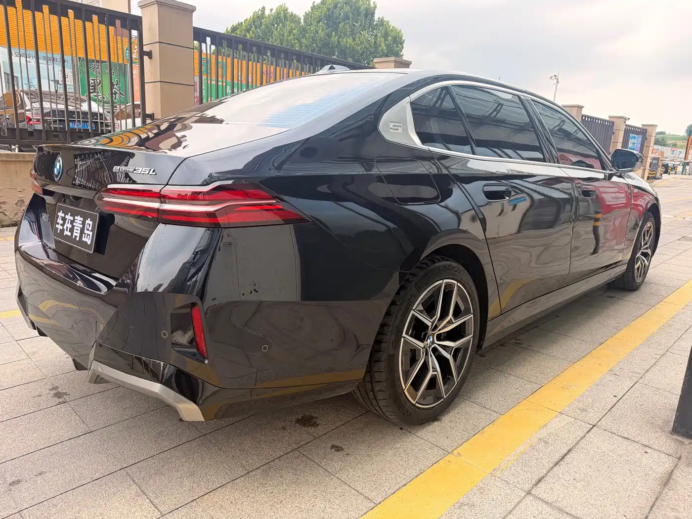 Photo 13 - BMW i5