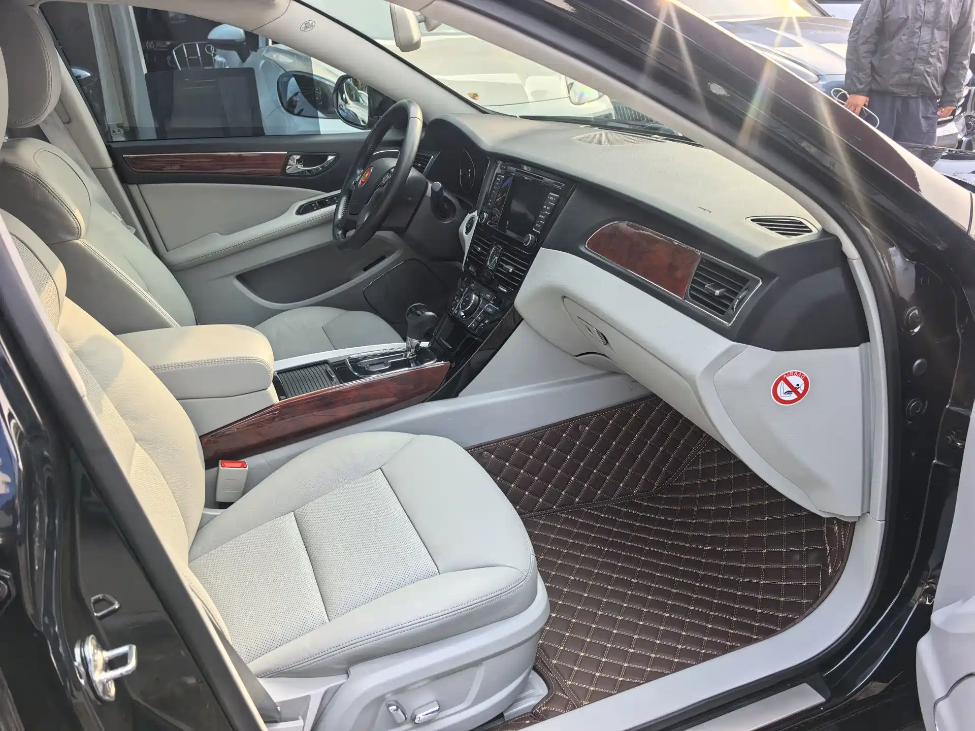 Фото 7 - Hongqi H7