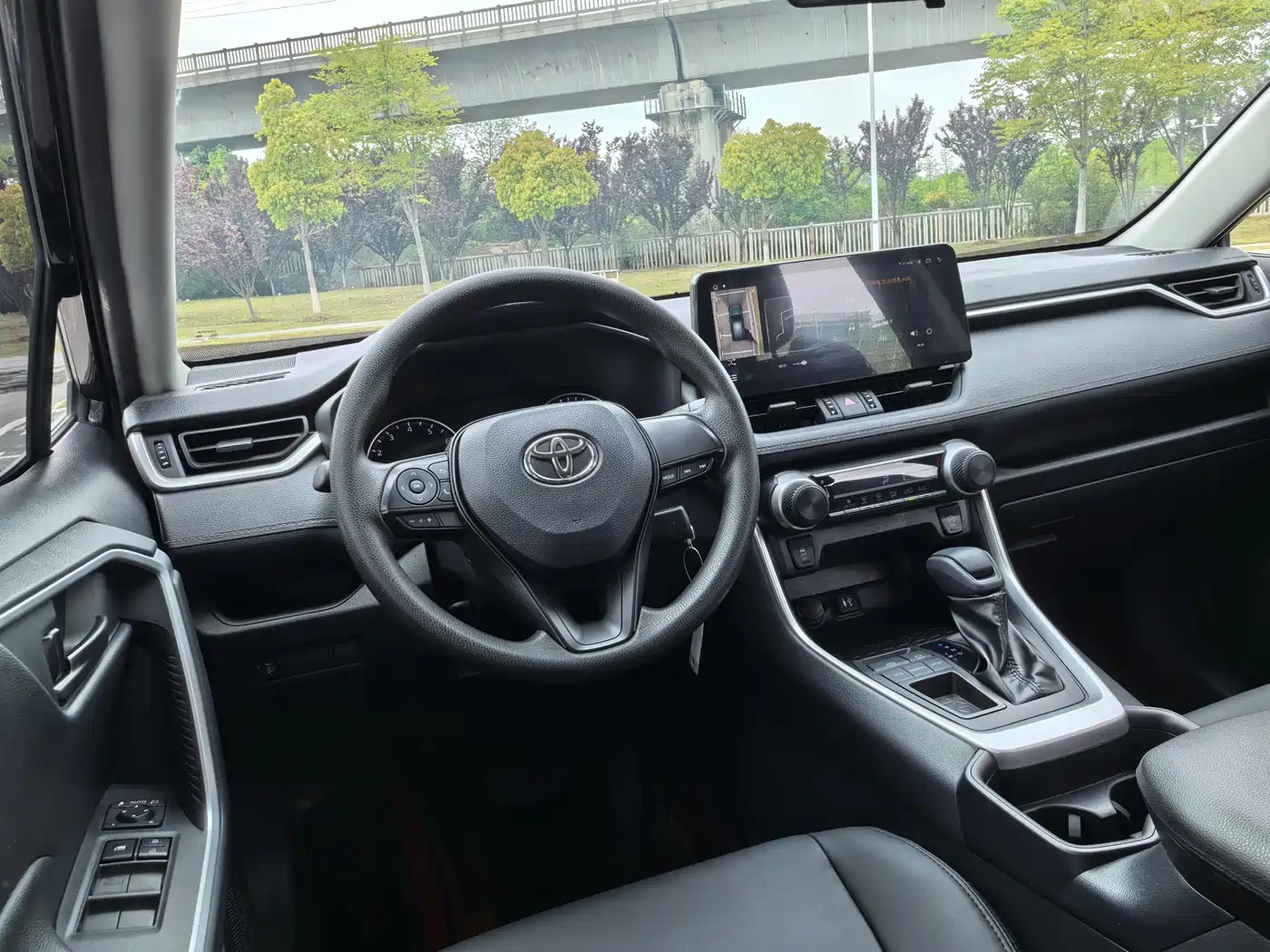 Toyota Wildlander 2023 2.0L CVT FWD LE фото 12