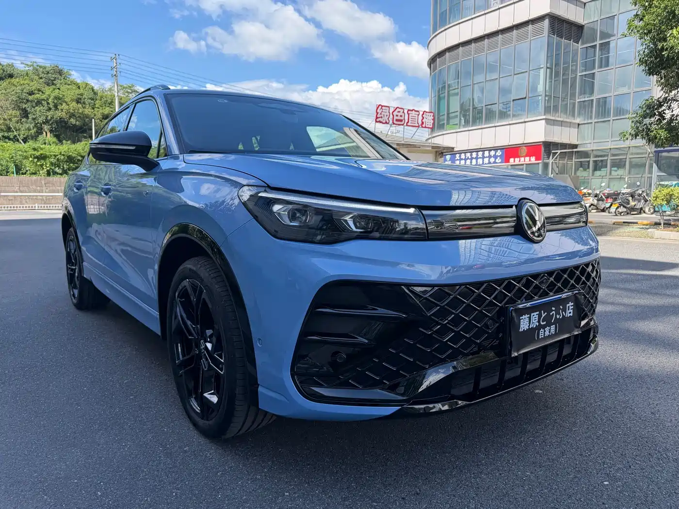 Photo 3 - Volkswagen Tiguan L