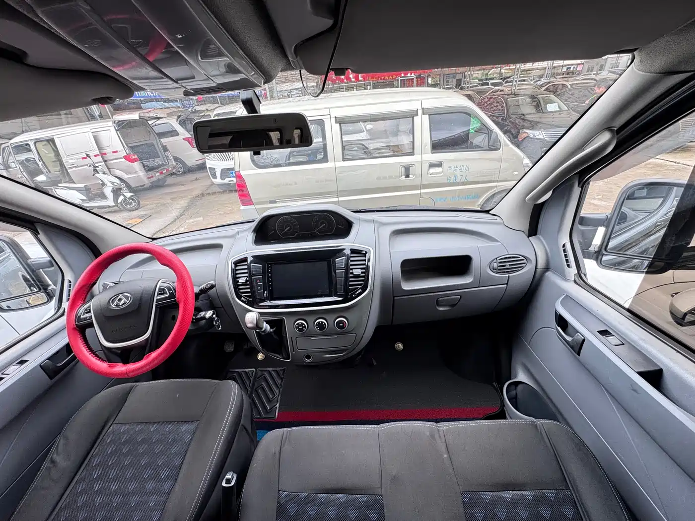 SAIC Maxus Xintu V80 2018 2.5T 6MT Elite Long Wheelbase Medium Roof 7/10 Seater фото 7