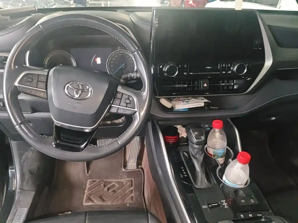 Photo 11 - Toyota Highlander