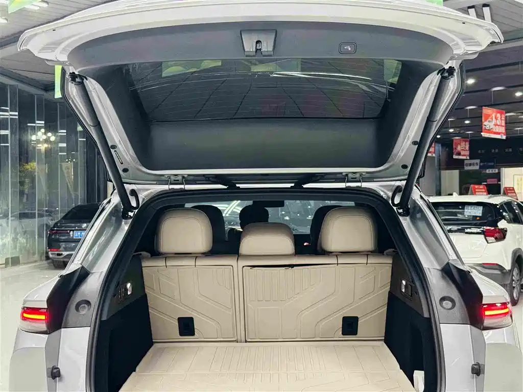 Li Auto i6 2026 2025 4WD Base Model