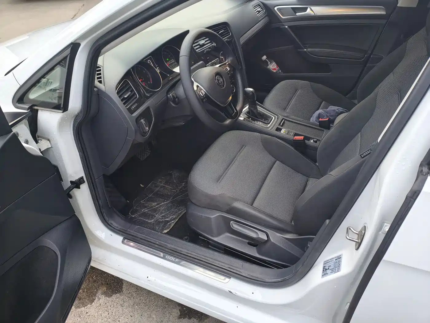 Volkswagen Golf 2020 Beloved Edition 280TSI DSG Comfort фото 4