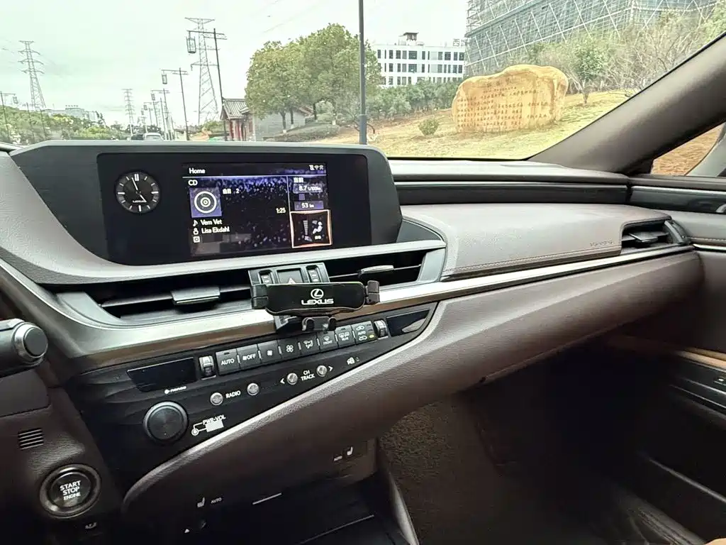 Фото 10 - Lexus ES