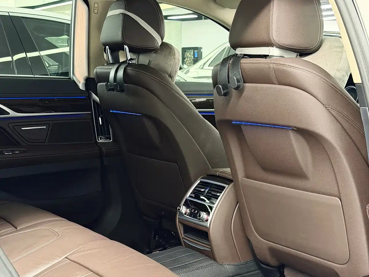BMW 7 Series 2016 730Li Leading фото 27