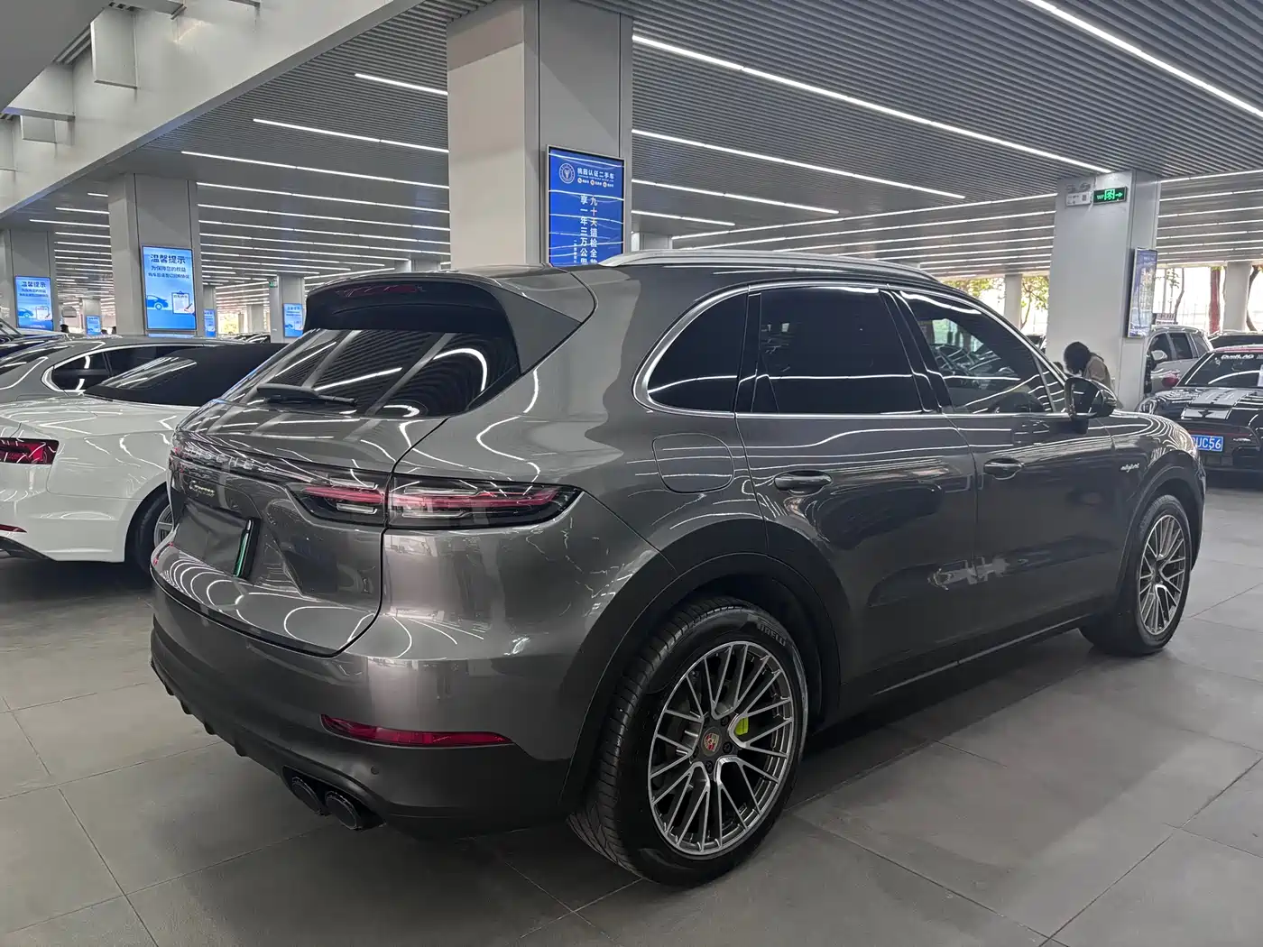 Porsche Cayenne New Energy 2022 Cayenne E-Hybrid 2.0T Platinum Edition фото 10