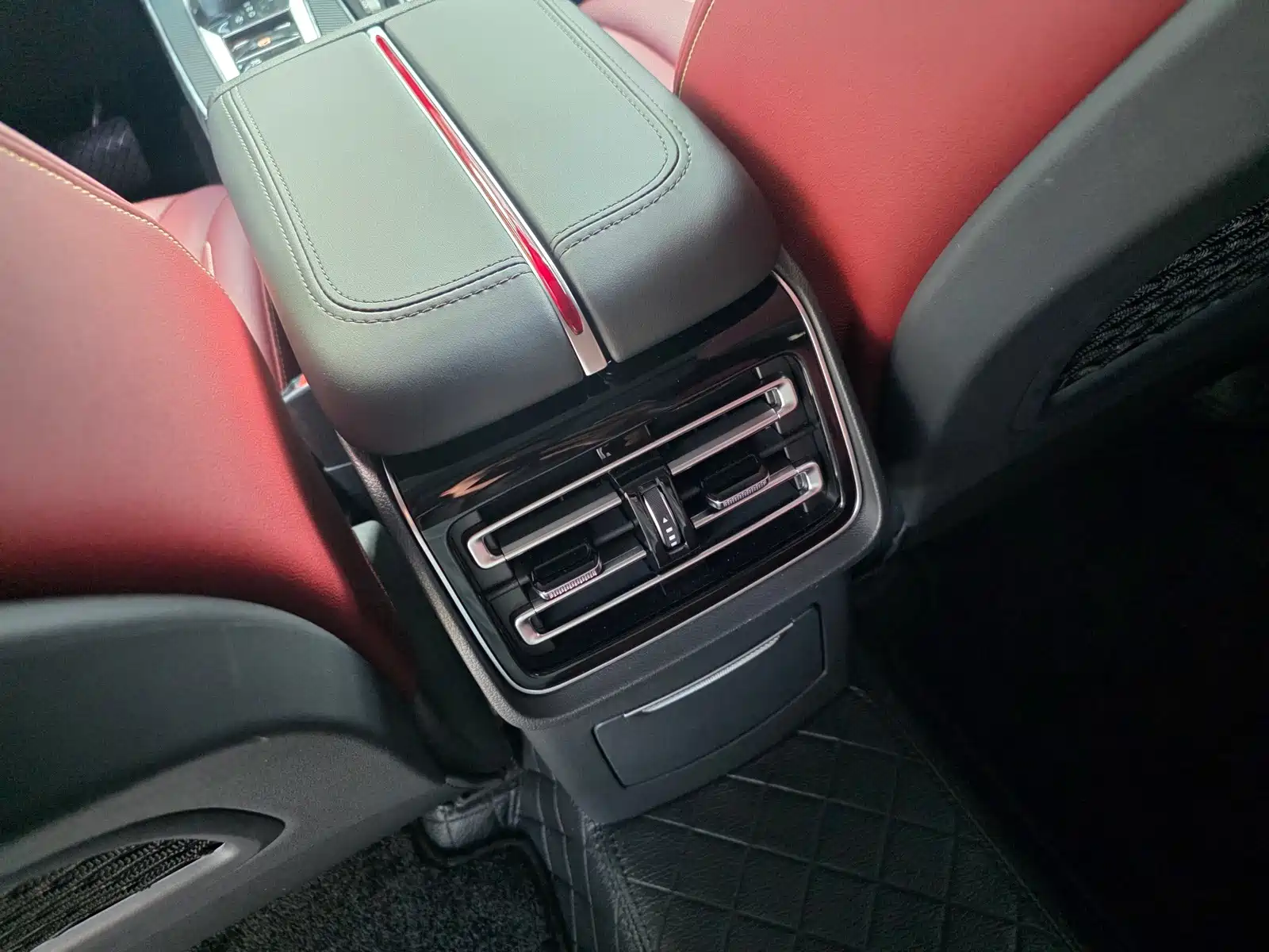 Photo 18 - Hongqi HS5