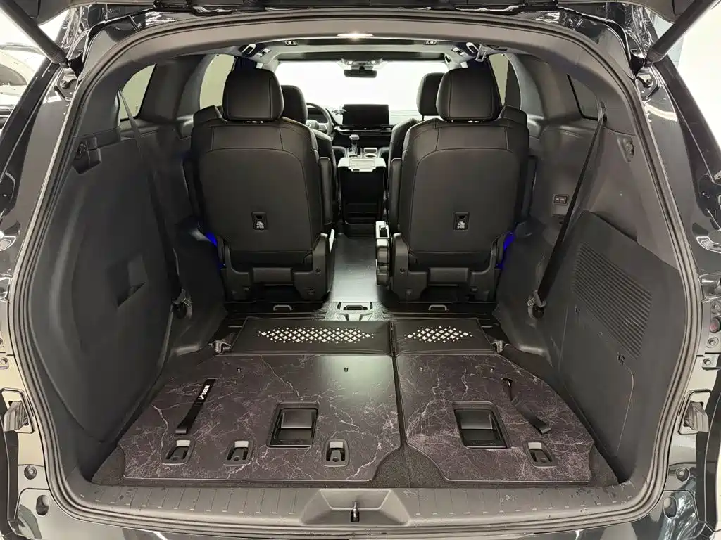 Toyota Granvia 2026 2024 2.5L Hybrid Premium PLUS 4WD Edition