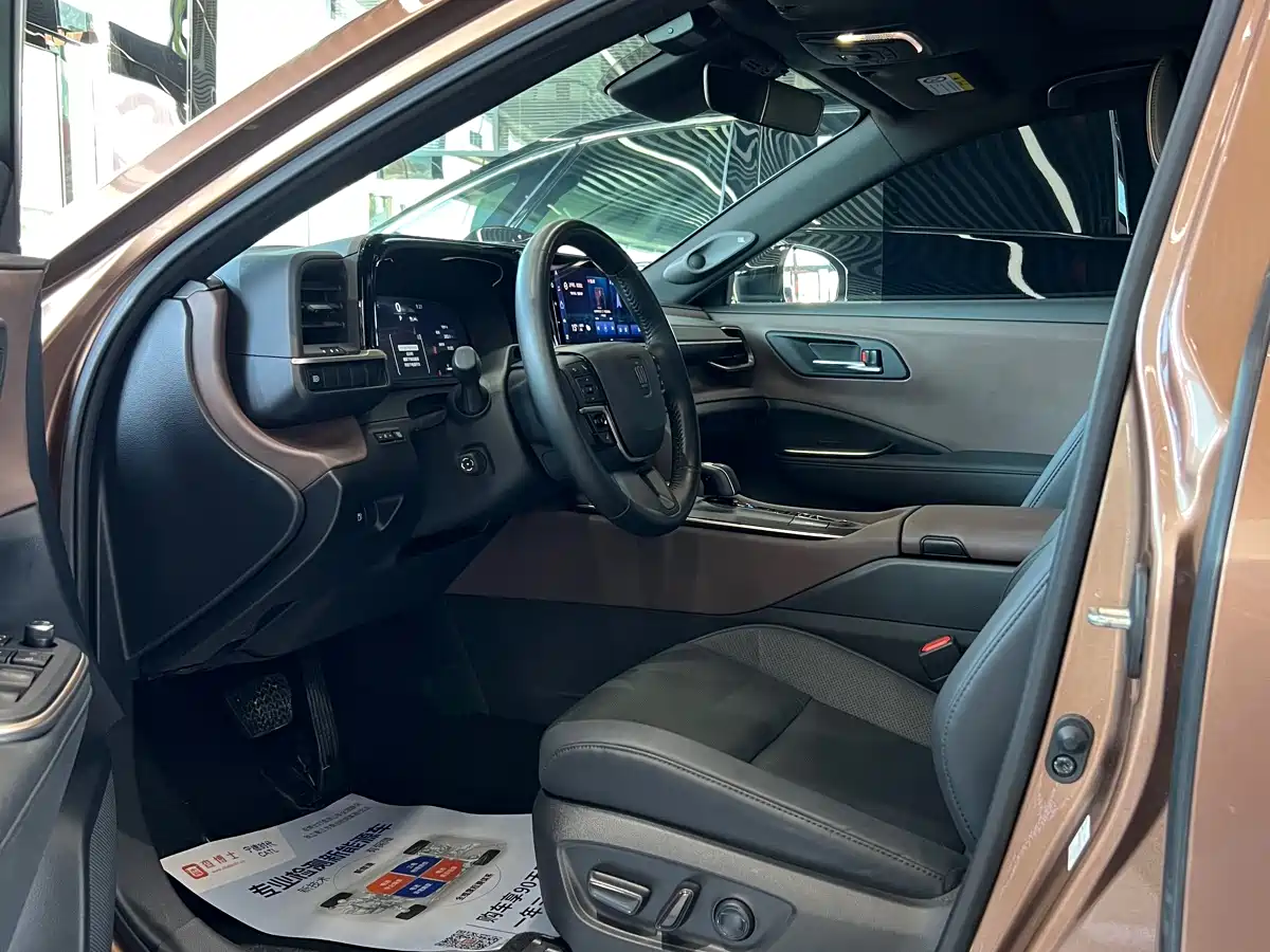 Toyota Crown SportCross 2023 2.5L SportCross HEV FWD Premium Edition фото 13