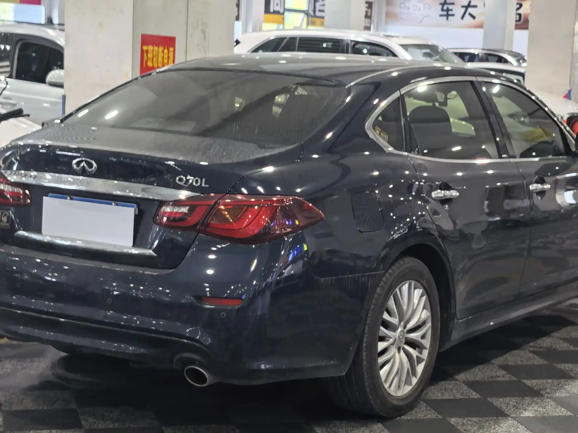 Photo 3 - Infiniti Q70