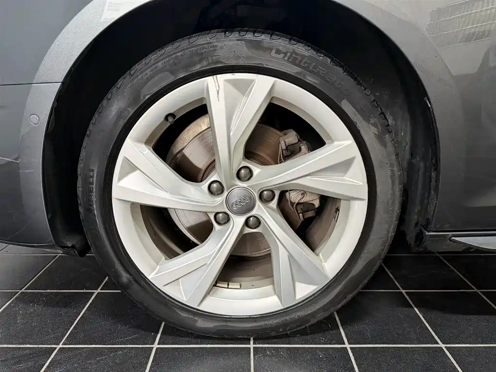 Фото 15 - Audi A4L