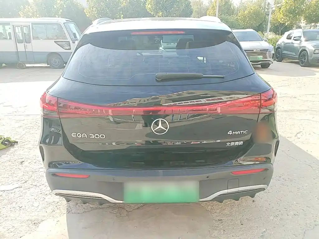 صورة 6 - Mercedes-Benz EQA