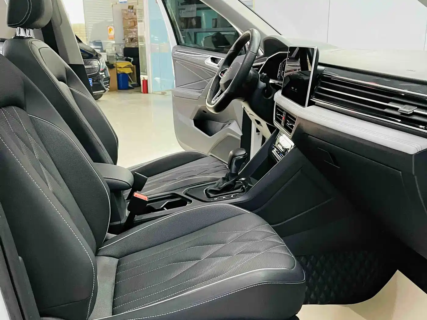 Volkswagen Tiguan L 2022 330TSI Auto 2WD R-Line Premium Edition фото 6