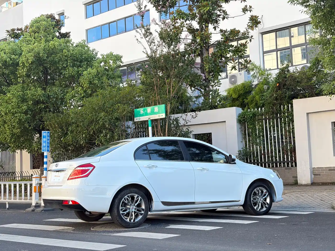 Фото 6 - Geely Emgrand
