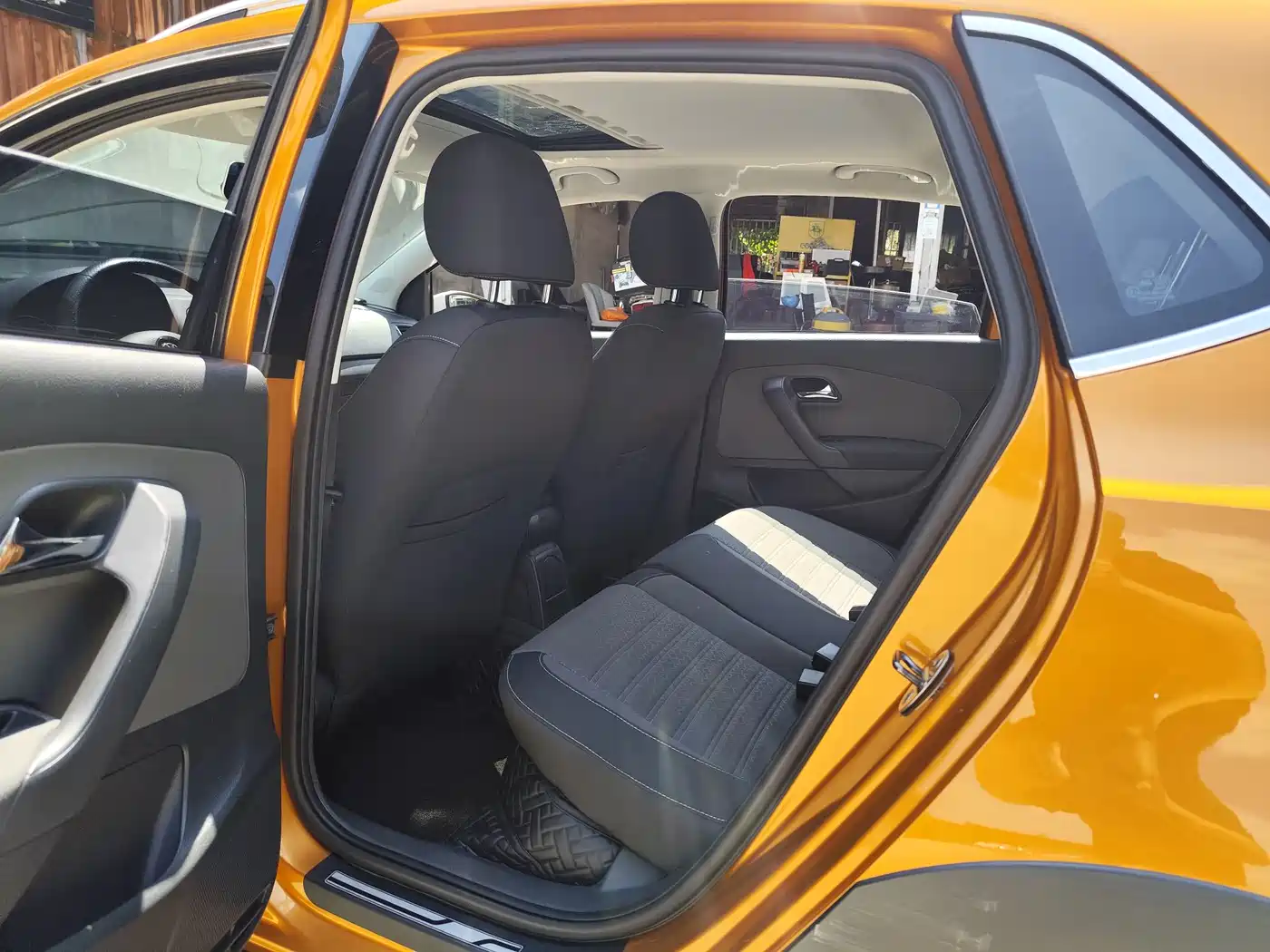 Volkswagen Polo 2014 1.6L Cross Polo Automatic фото 6