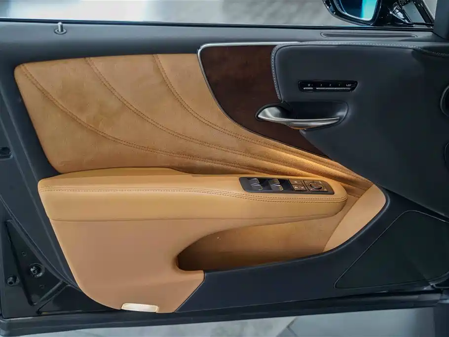 Фото 5 - Lexus LS
