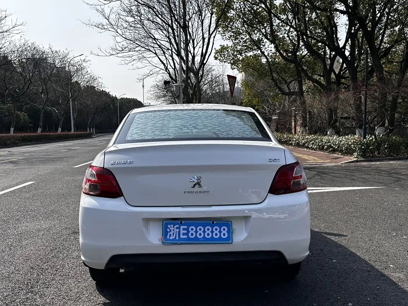 Peugeot 301 2016 1.6L Manual Comfort Edition фото 5