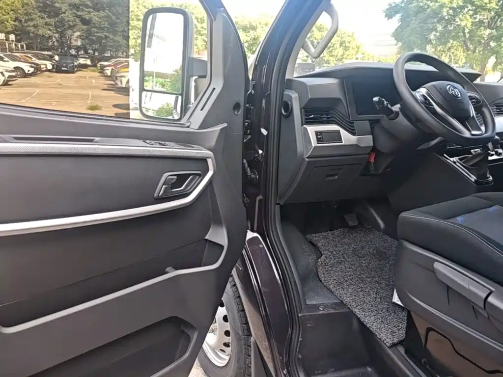 Dongfeng Yufeng Yufeng 2023 2023 V9+ 2.0T Automatic FWD Multi-purpose Short Wheelbase Medium Roof 5/6 Seater