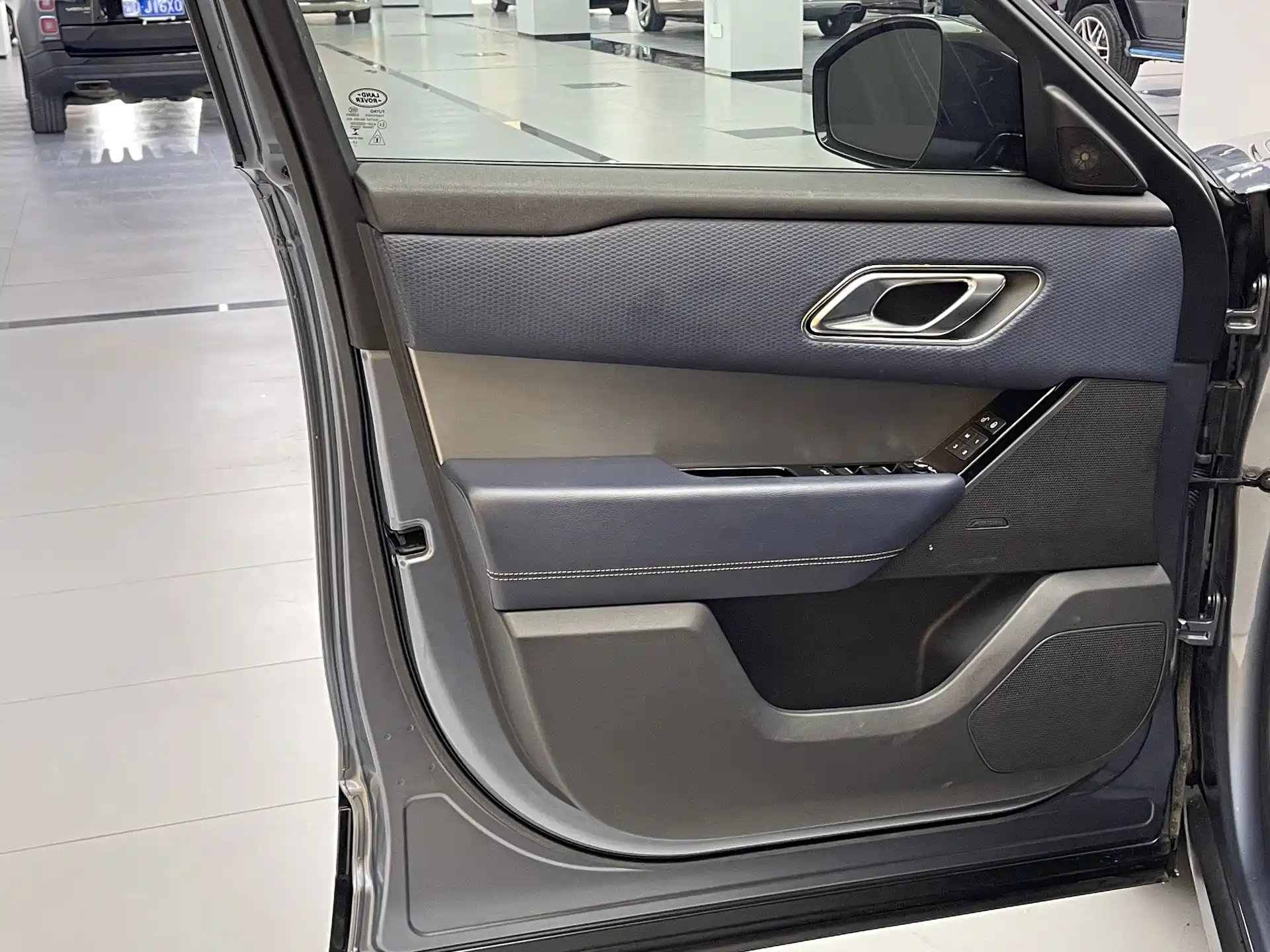 Фото 9 - Land Rover Range Rover Velar