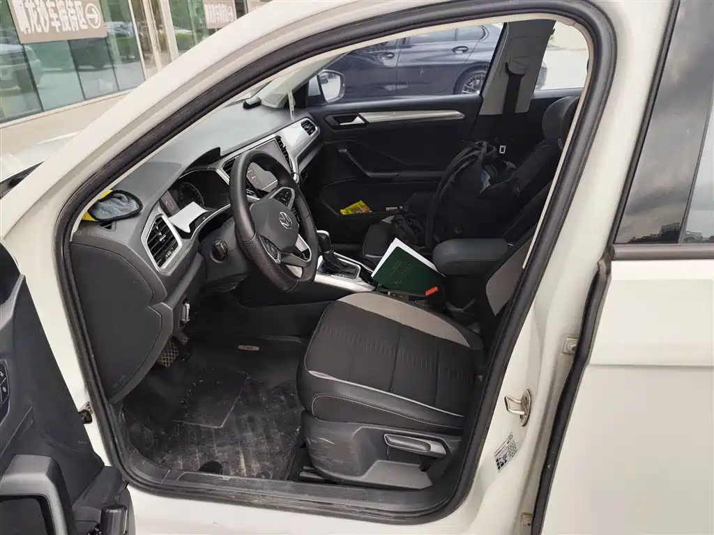 VOLKSWAGEN T ROC EXPLORING SONGS