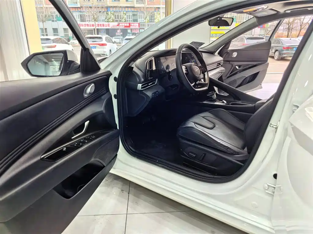 Hyundai Elantra 2022 1.5L CVT LUX Premium Edition фото 7