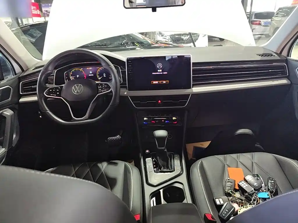 Photo 6 - Volkswagen Tiguan L