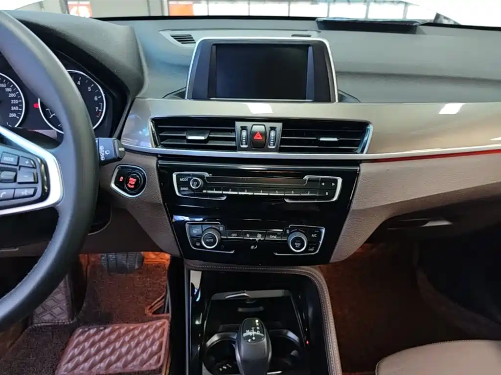 BMW X1 2018 sDrive18Li Premium Model фото 13