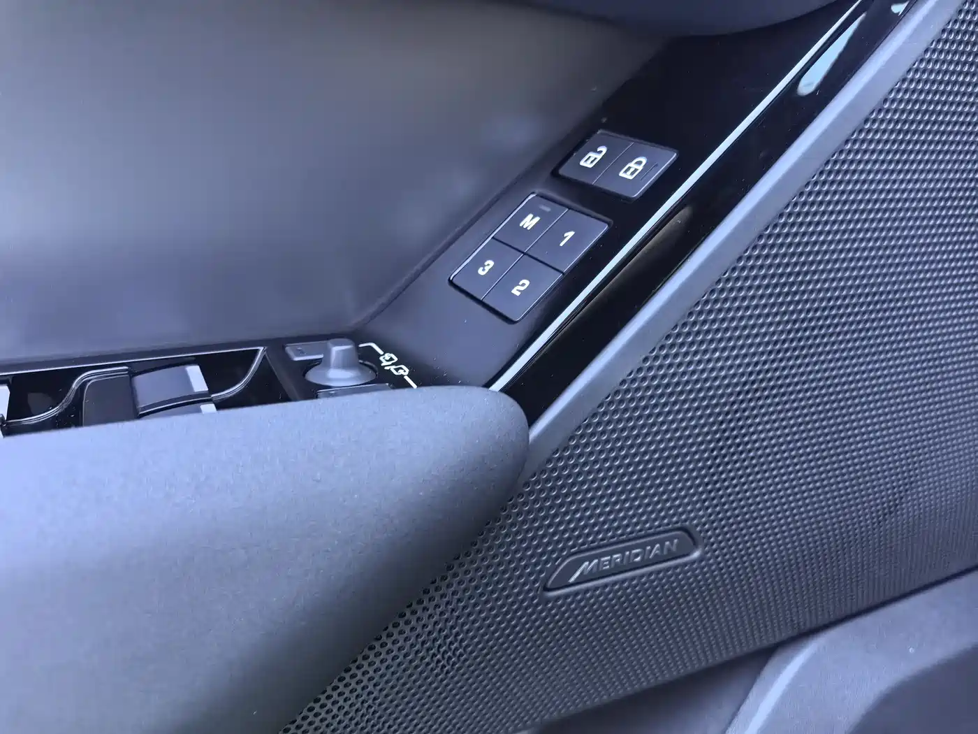 Land Rover Range Rover Velar 2025 Dynamic SE фото 14
