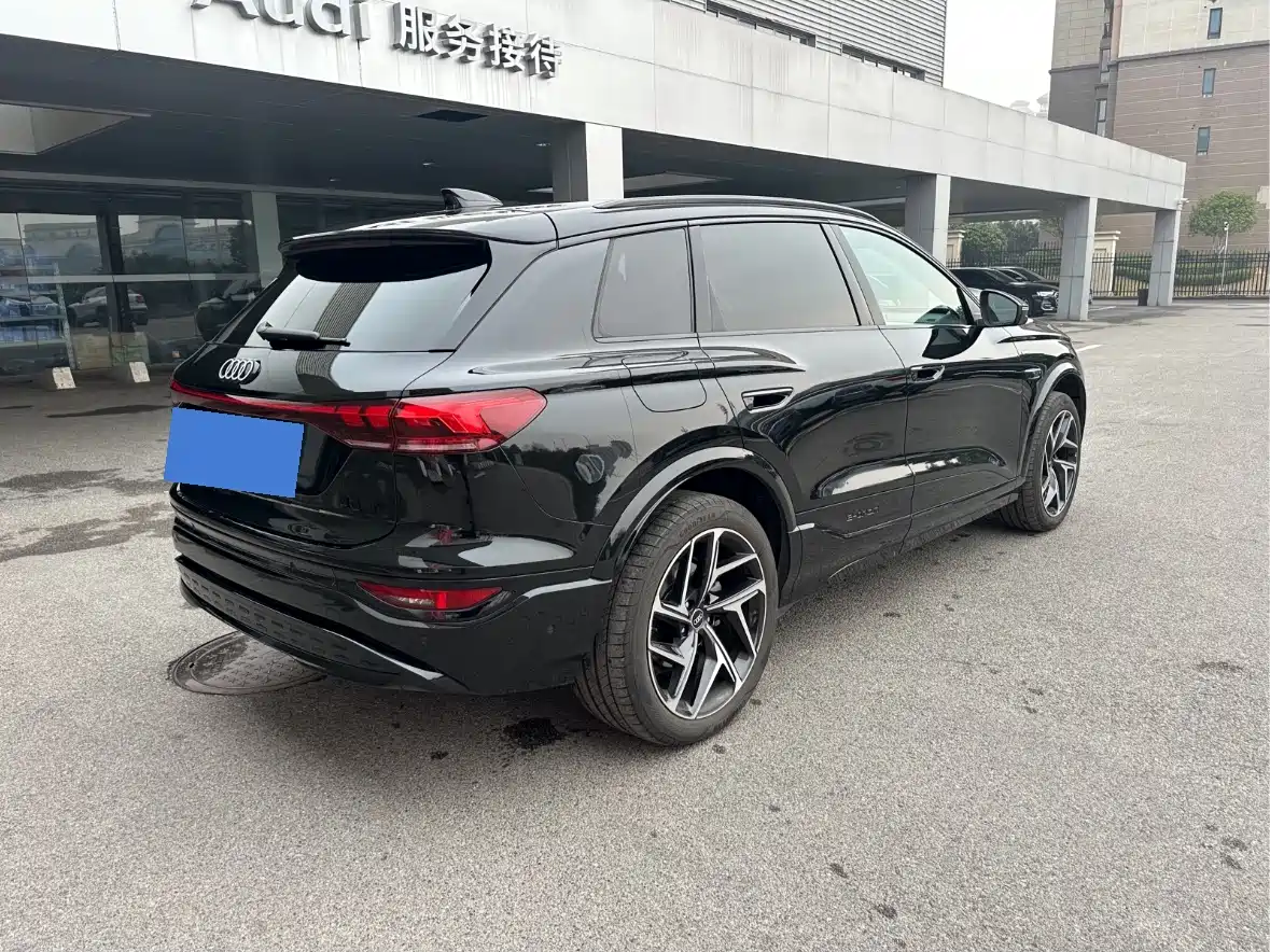 AUDI Q6L E TRON