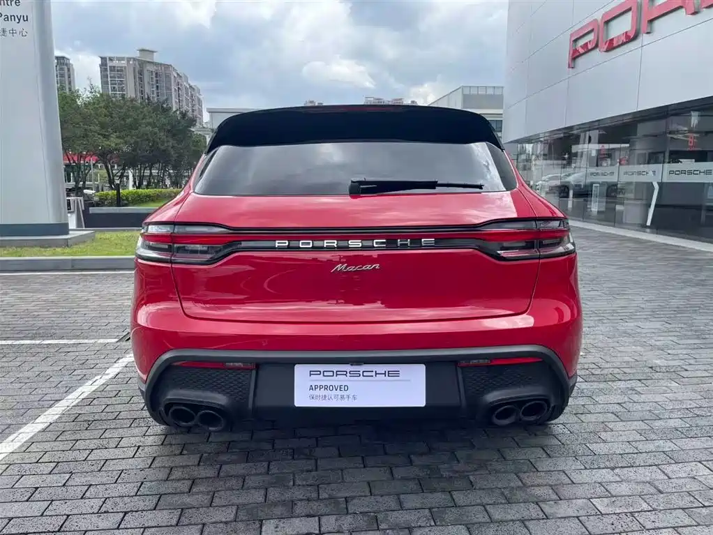 PORSCHE MACAN