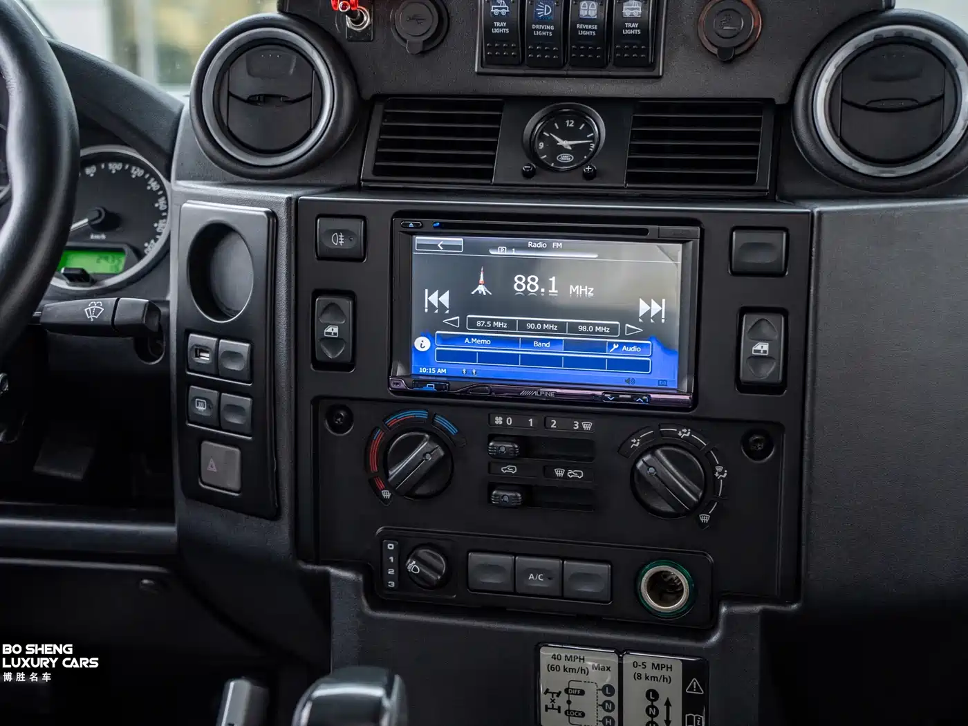 Land Rover Defender фото 10