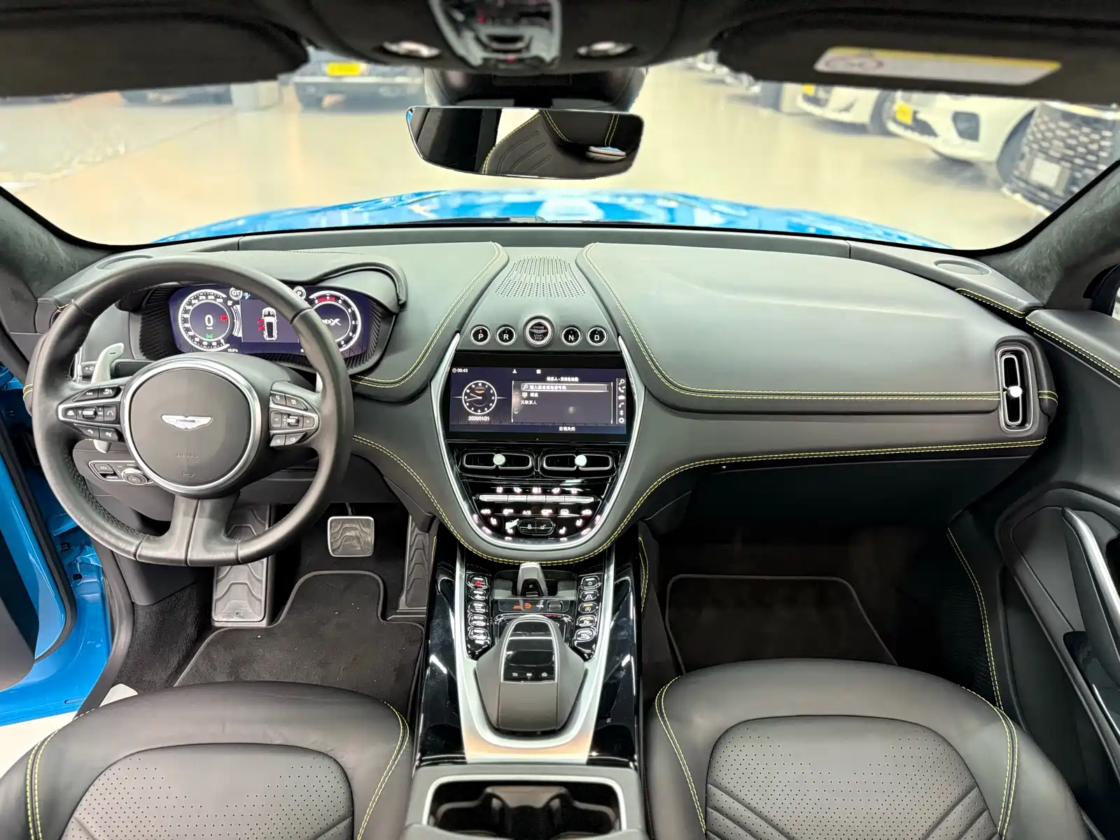 Photo 10 - Aston Martin DBX