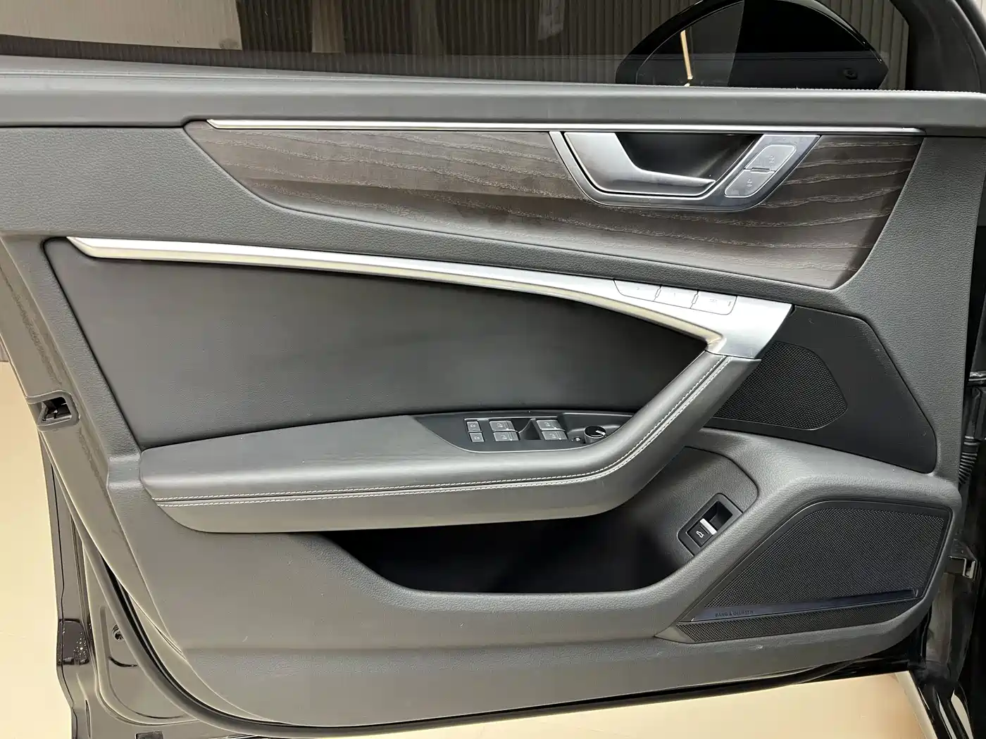 Фото 10 - Audi A6L