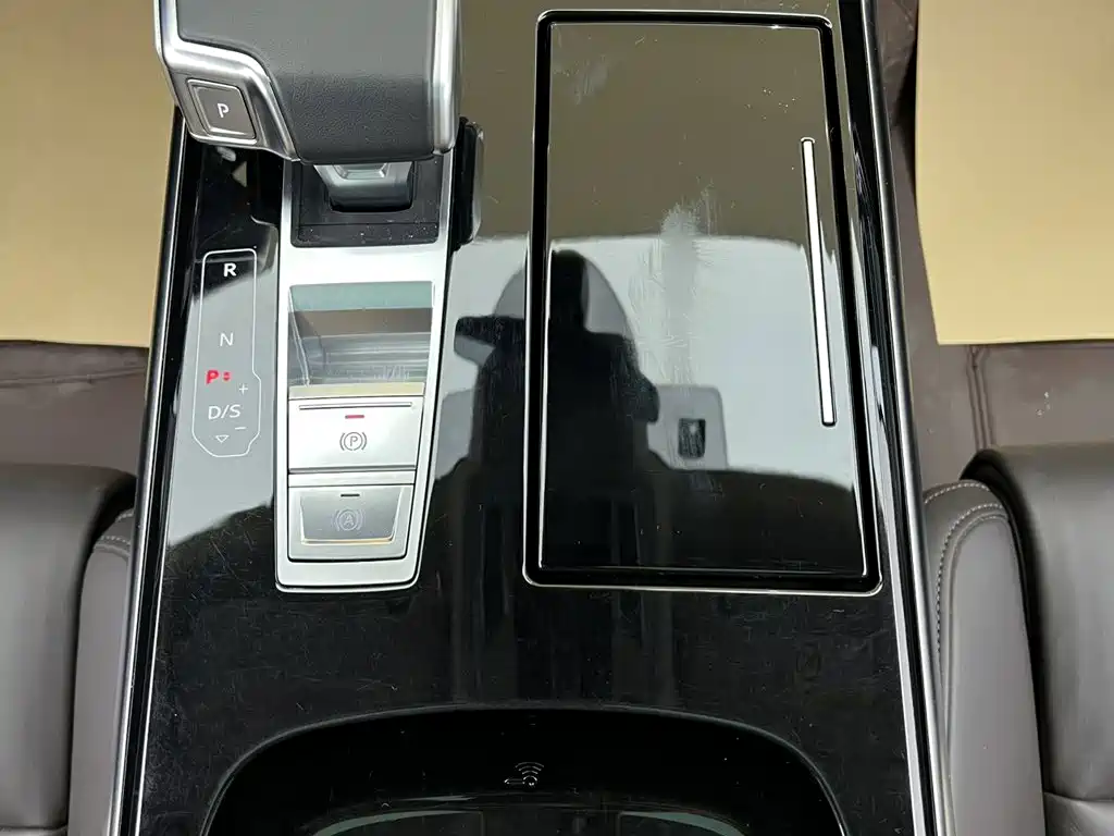 Фото 19 - Audi A8