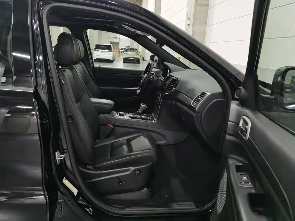 Фото 23 - Jeep Grand Cherokee (Import)