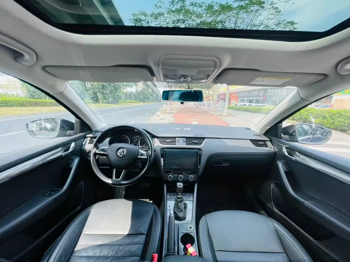 Škoda Octavia 2016 TSI280 DSG Smart Edition фото 11