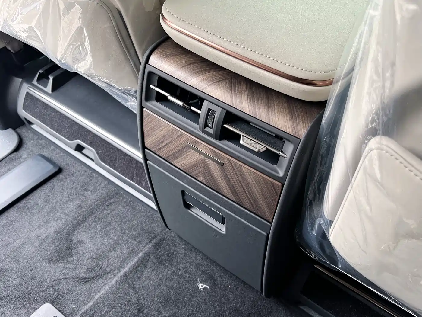 Lexus LM 2025 Model 500h Six-Seater Prestige Edition фото 10