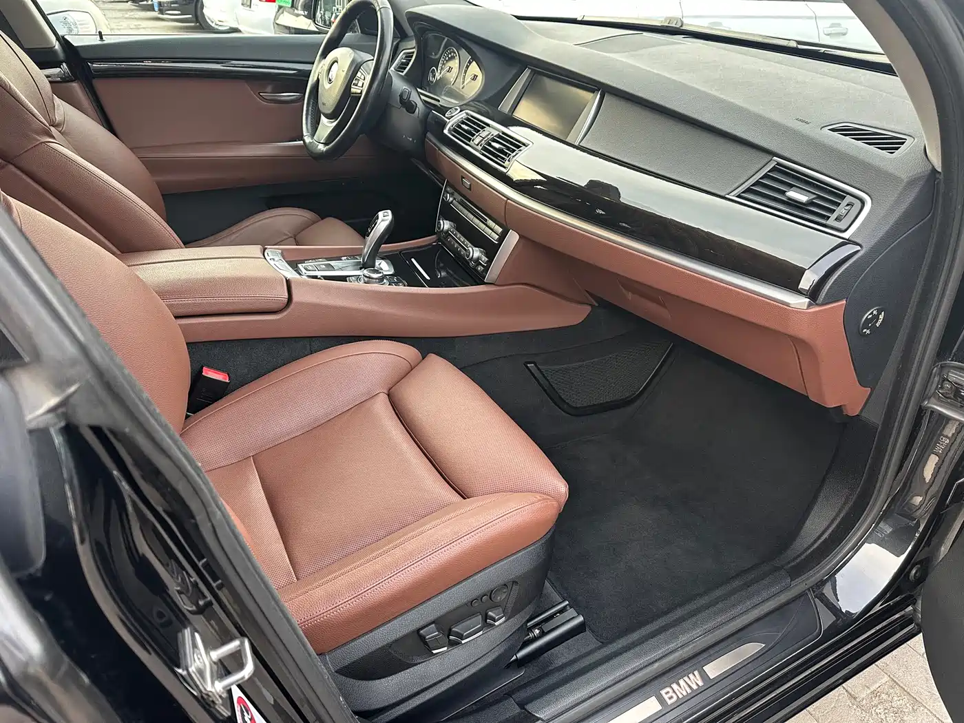 BMW 5 Series GT 2011 535i xDrive Luxury Model фото 6