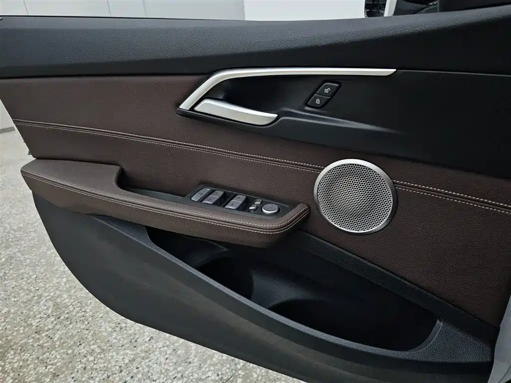 BMW 1 Series 2023 125i M Sport Shadow Edition фото 5