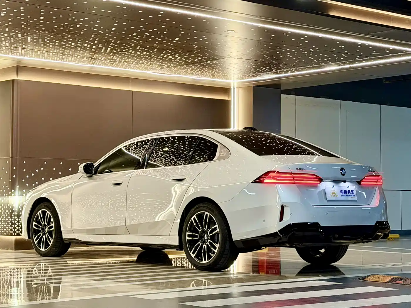 BMW 5 Series 2025 530Li Leading M Sport Package фото 33