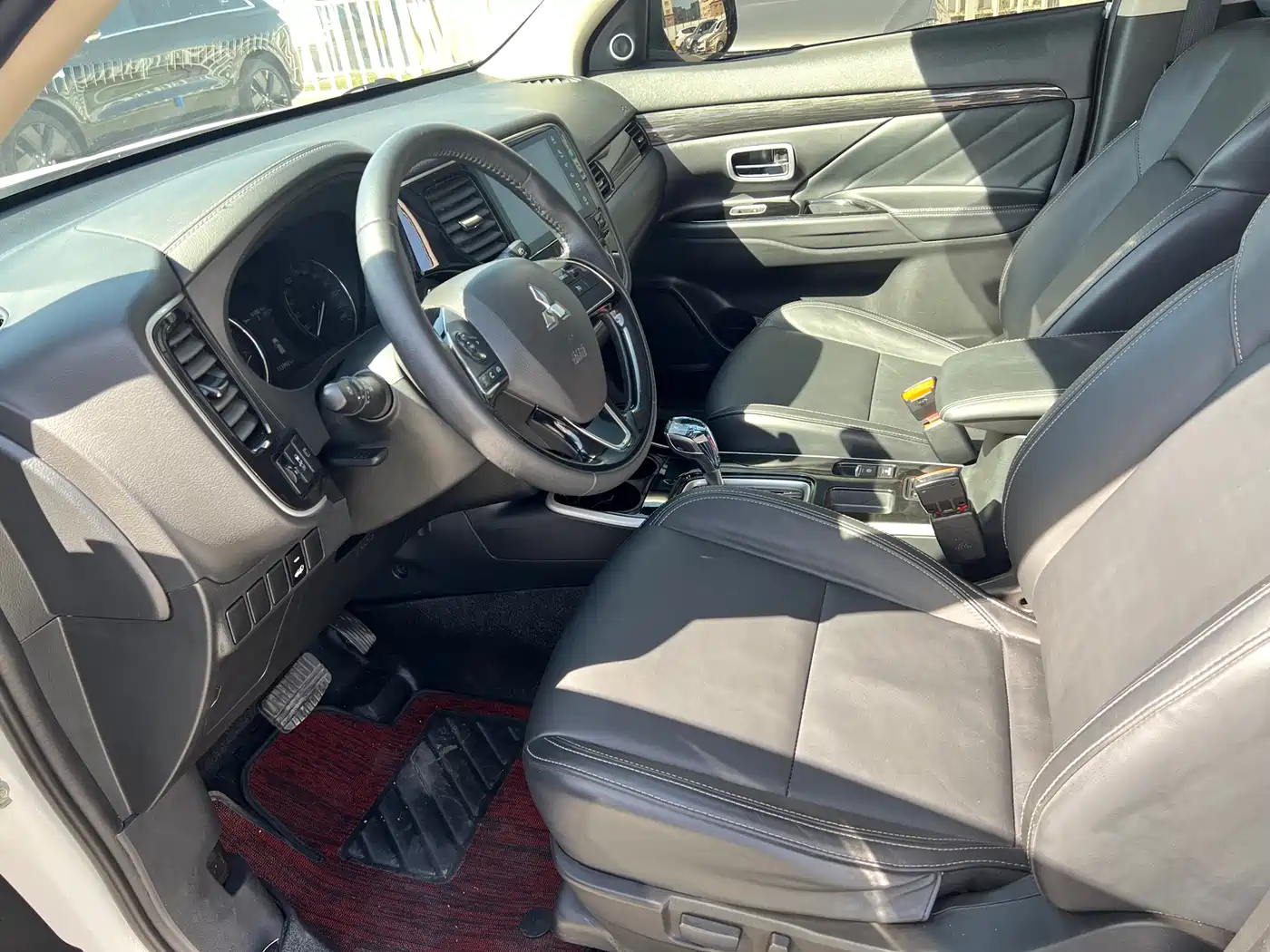 MITSUBISHI OUTLANDER