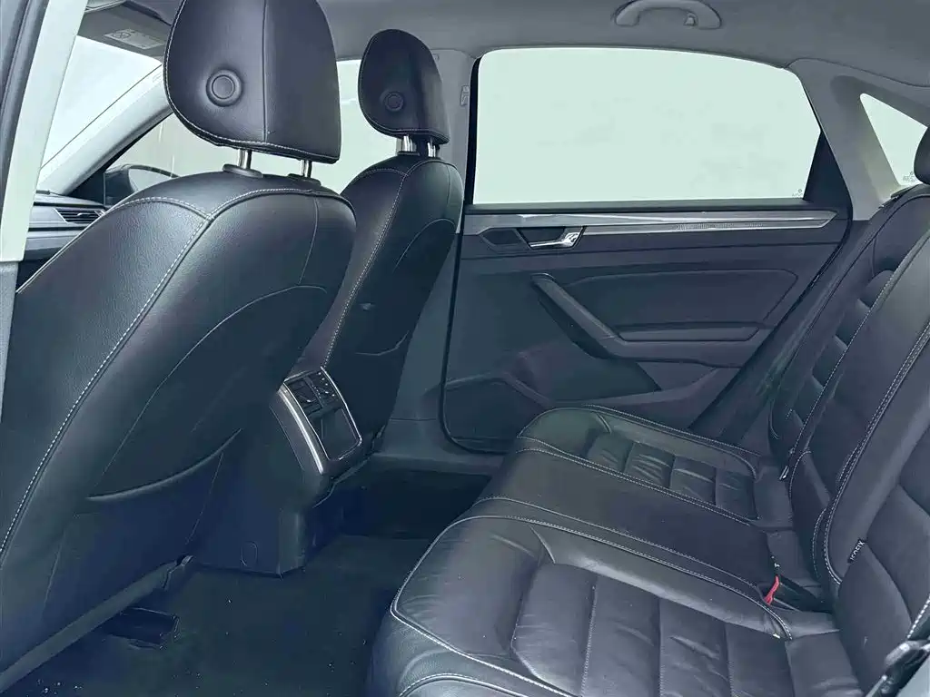 Volkswagen Passat 2017 330TSI DSG Prestige фото 8
