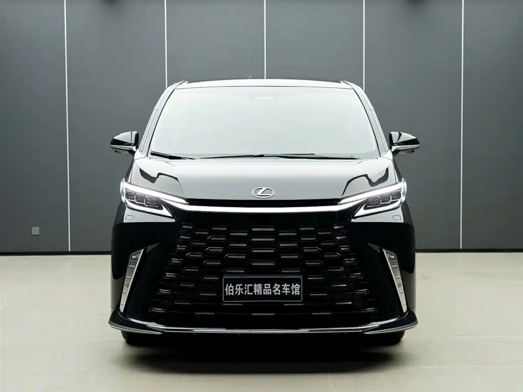 LEXUS LM